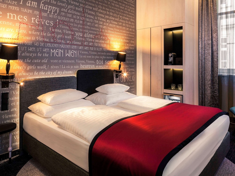 PRIVILEGE, QUEEN BED