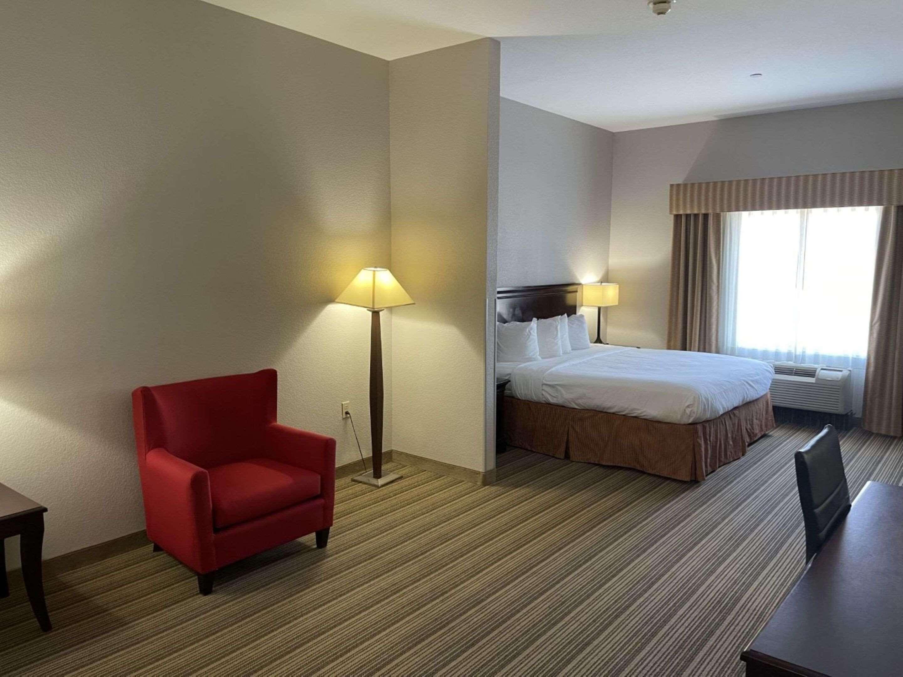 SUITE, KING BED, ACCESSIBLE