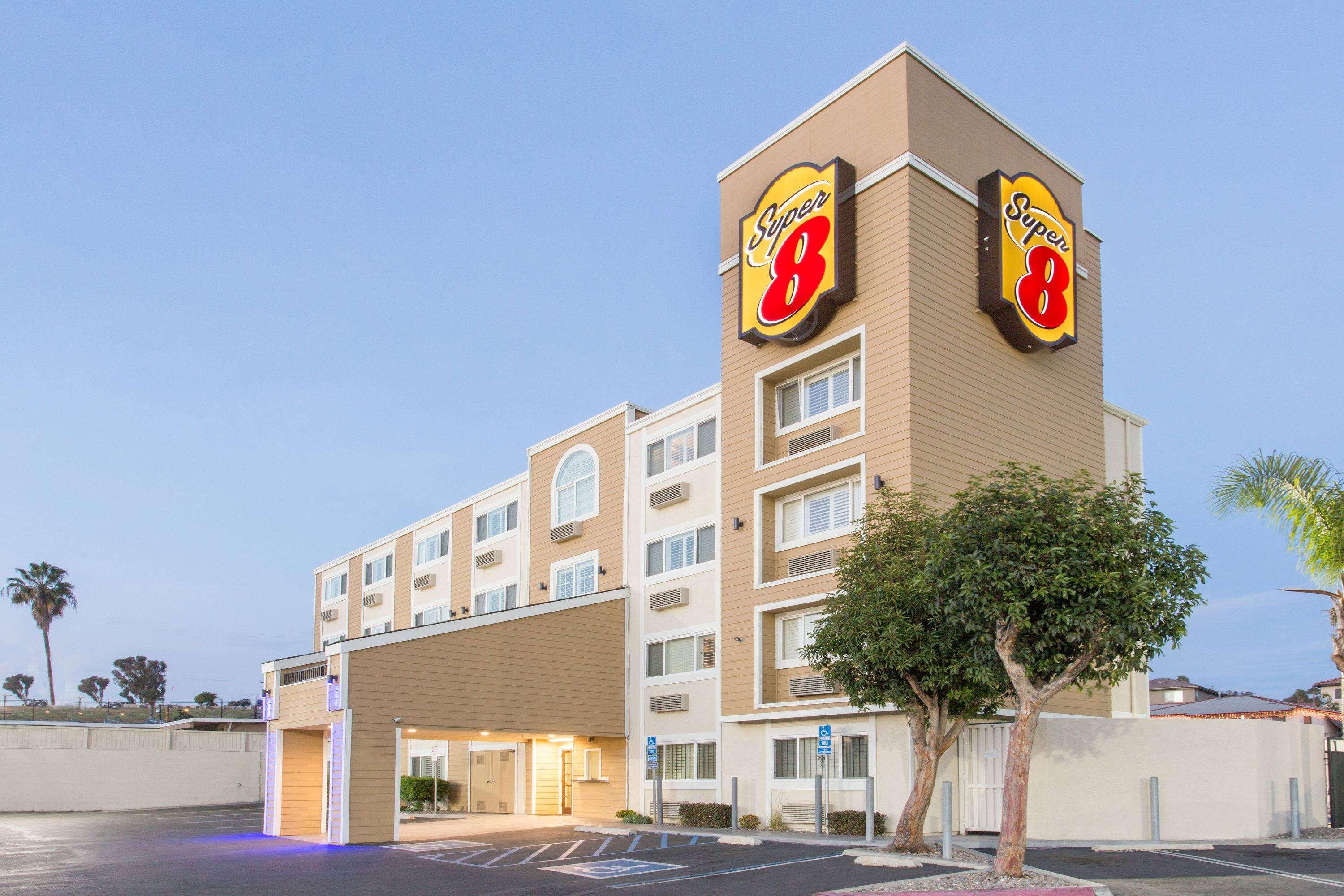 Super 8 by Wyndham National City Chula Vista 22/24