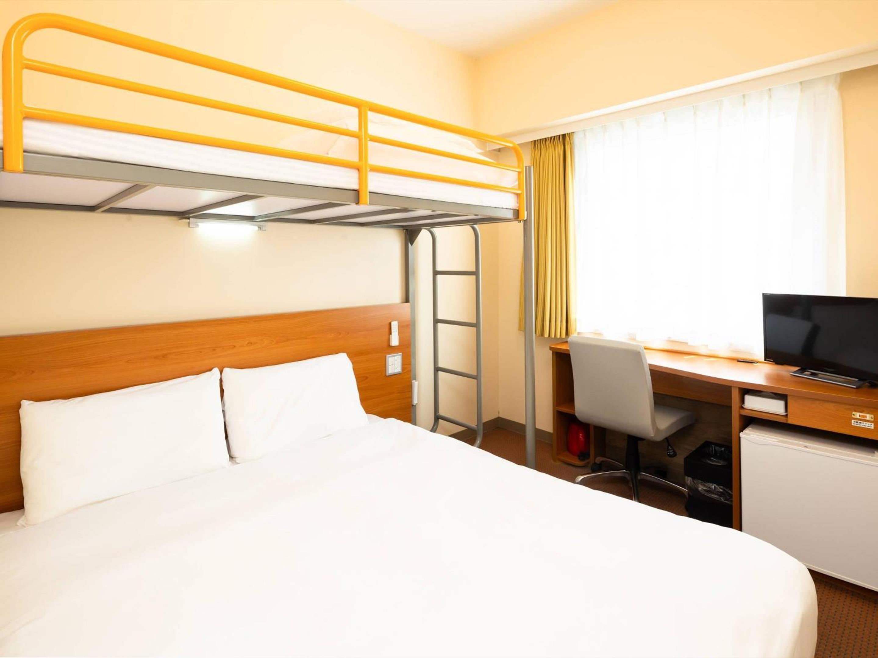 Room, 1 Double and 1 Single Bed, Loft Bed 2/5