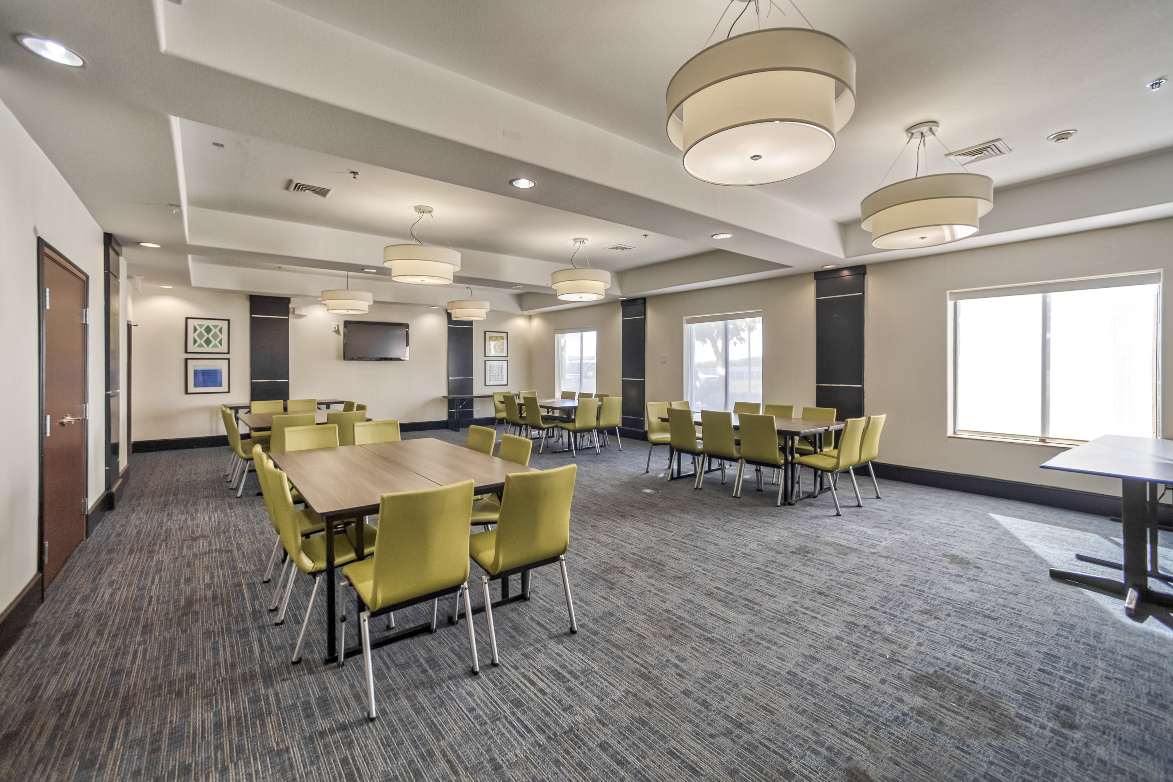Holiday Inn Express Suites Beeville 65/76