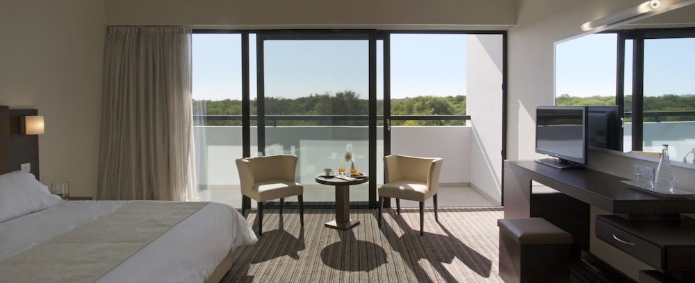 Superior, 1 Double and 1 Single Bed, Lateral Side Sea View