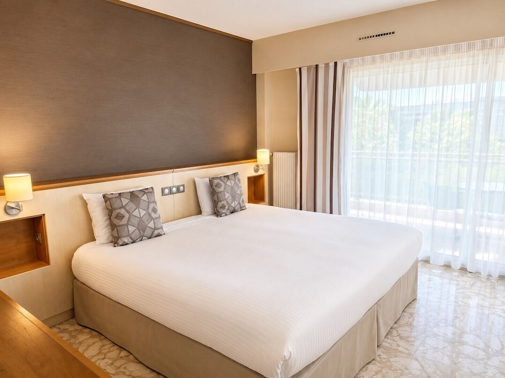SUPERIOR, TWIN BEDS, TRUNDLE BED, TERRACE
