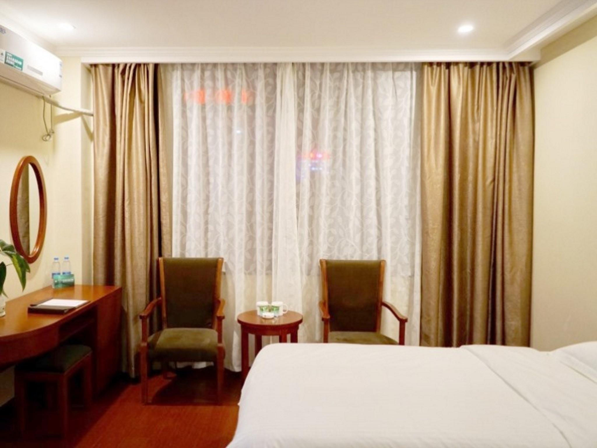 ROOM, QUEEN BED