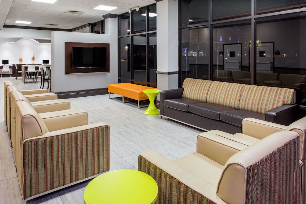 Days Inn & Suites by Wyndham Orlando Airport 16/28