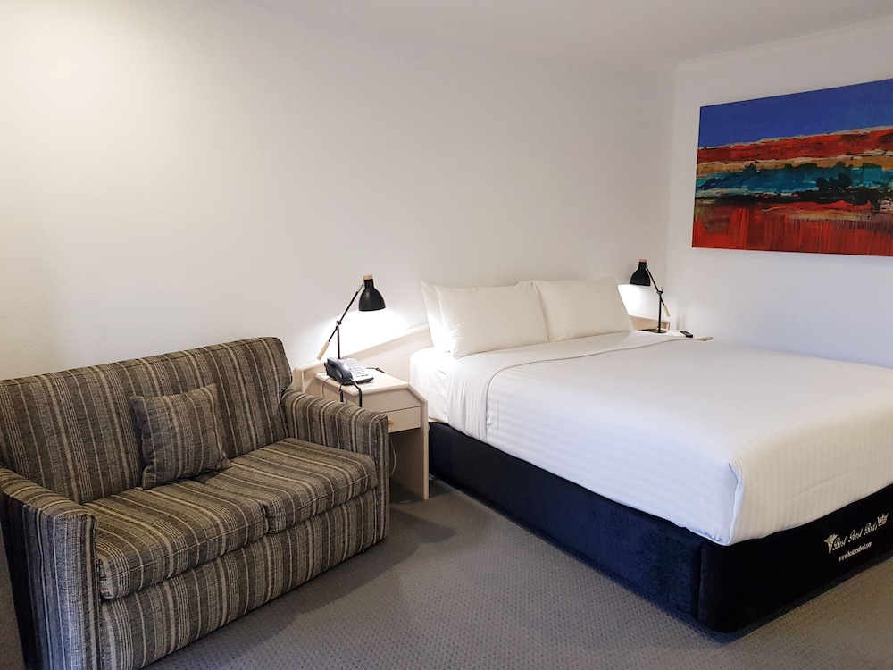WILLIAM MACINTOSH MOTOR LODGE 25/31