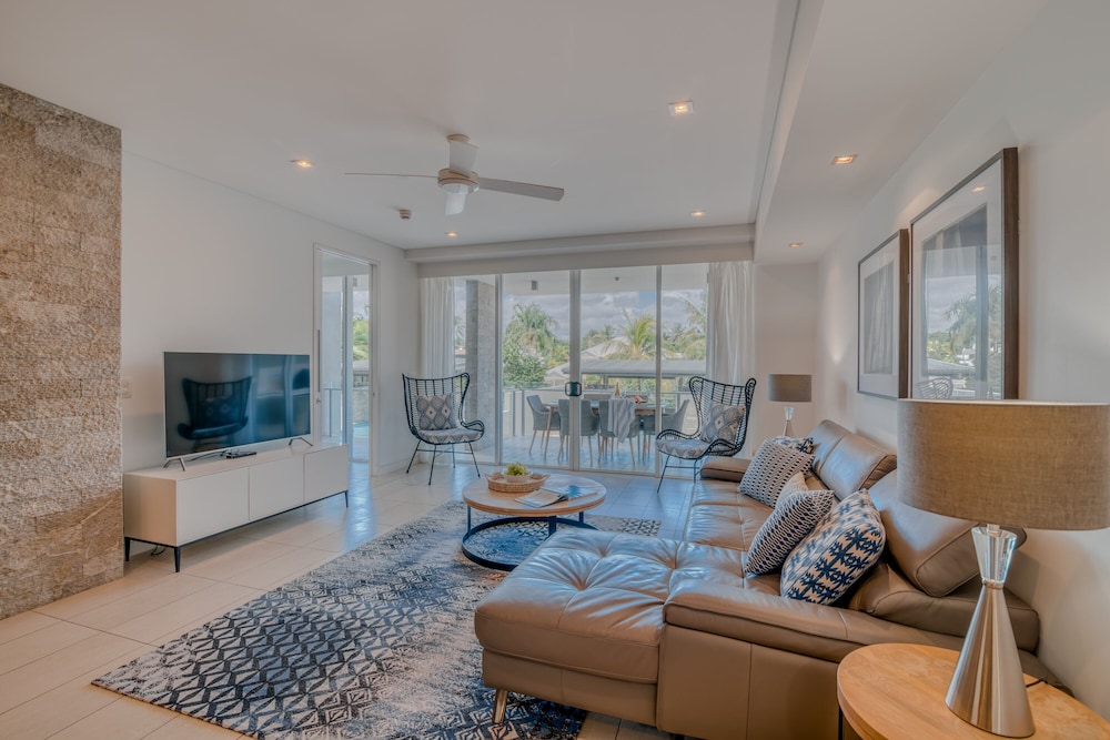 Coconut Grove Port Douglas 23/50