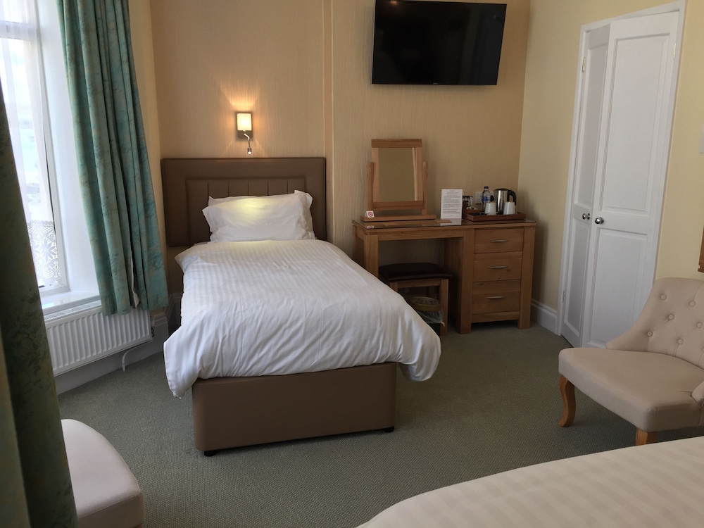 Edgcumbe Guest House 5/32