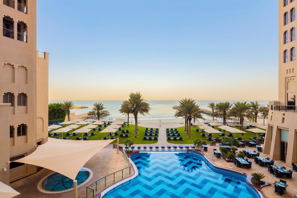 Bahi Ajman Palace Hotel 68/73