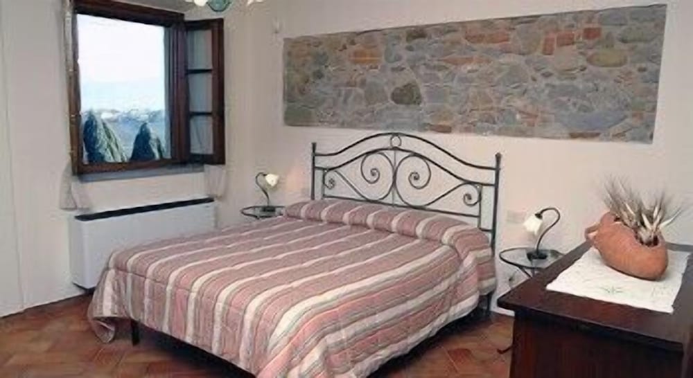 Room at Agriturismo Isola Verde, CERRETO GUIDI
