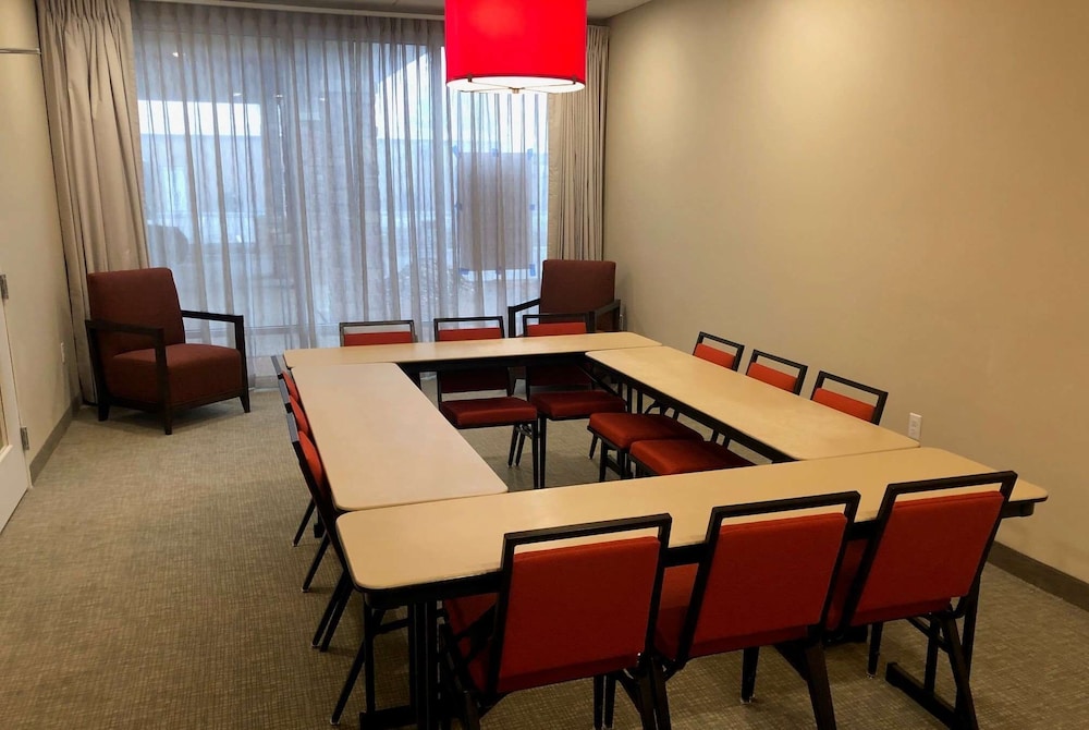 Hawthorn Suites by Wyndham Monahans 13/15