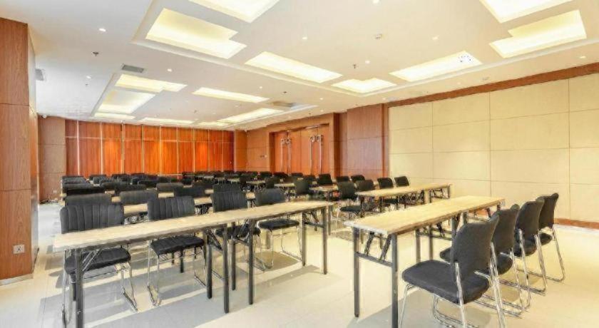 Jinjiang Inn Select (Metro Station Store of Genghis Khan Plaza in Hohhot) 46/48