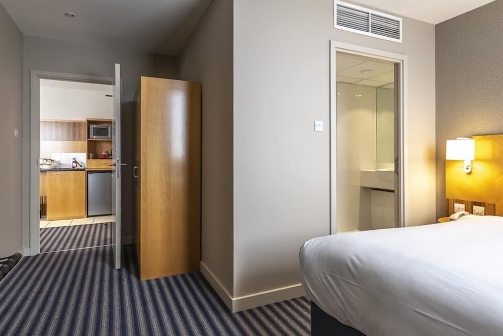 Ramada Hotel & Suites by Wyndham Coventry 9/38