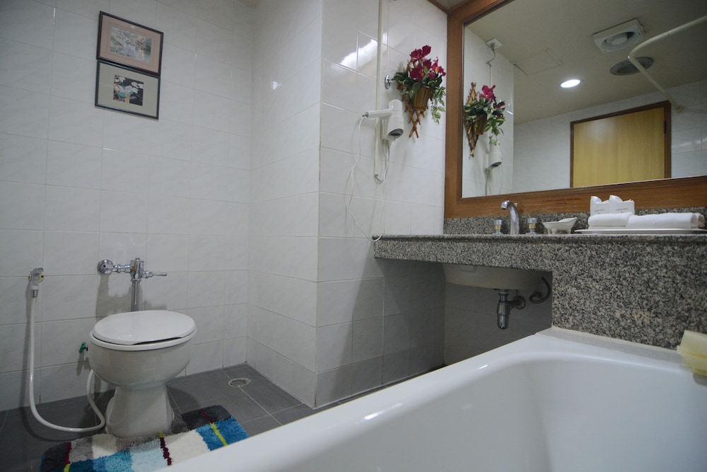 Charoen Hotel 68/71