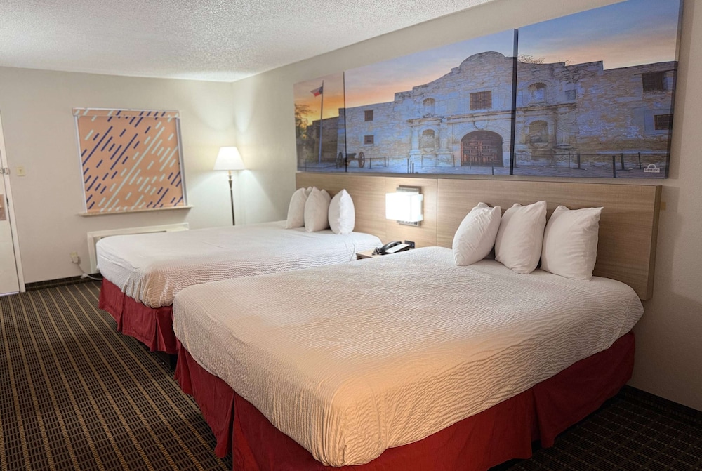 STANDARD, 2 QUEEN BEDS