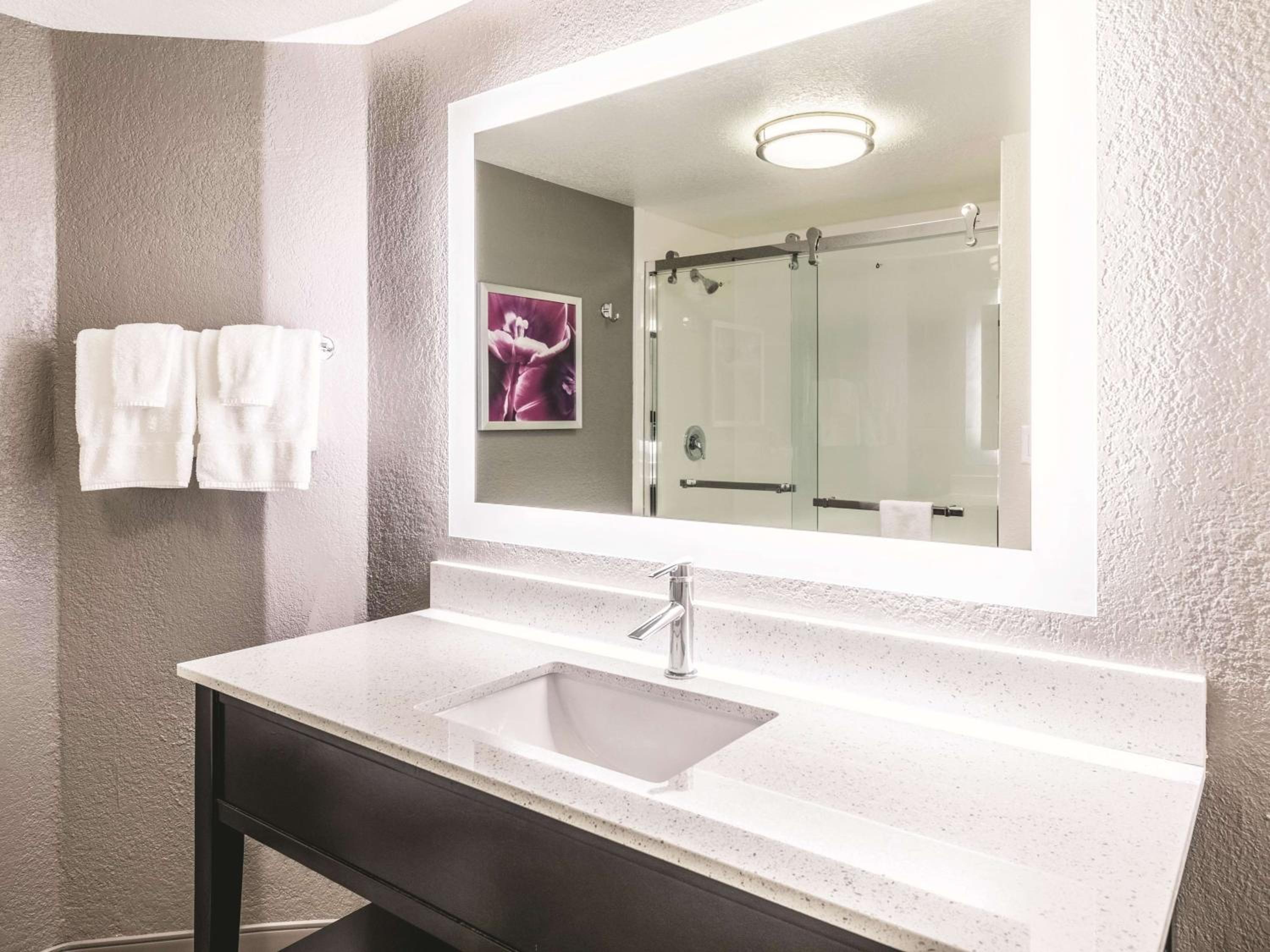 غرفة بسرير كينج بحوض استحمام لذوي الإعاقة، La Quinta Inn & Suites by Wyndham Austin Airport 4/5