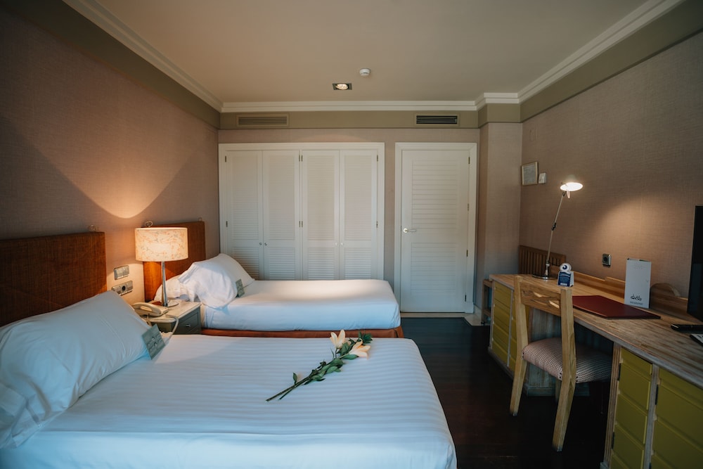 ROOM, DOUBLE BED, PARTIAL SEA VIEW