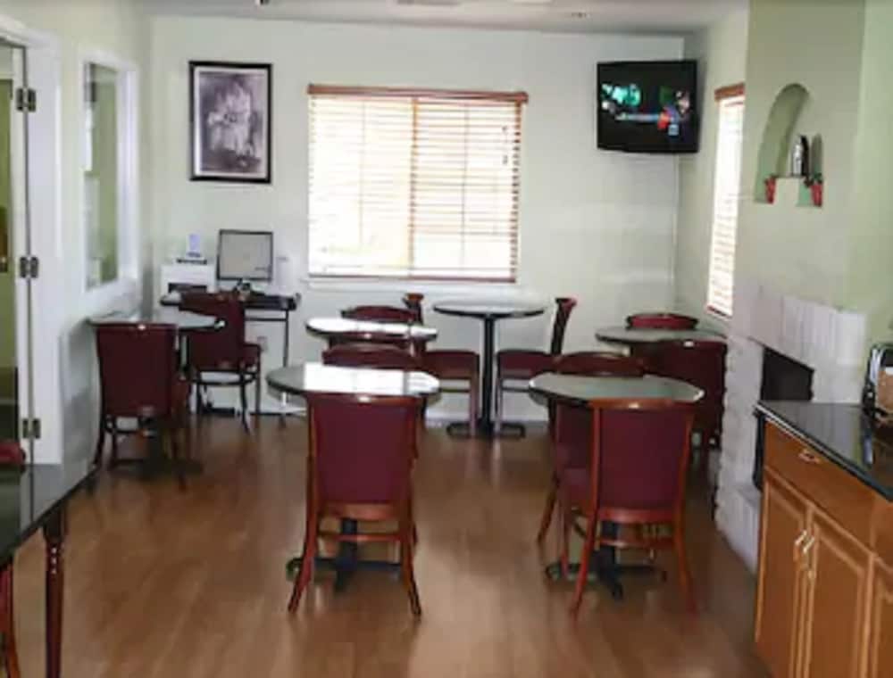 Days Inn by Wyndham Kerrville 18/22