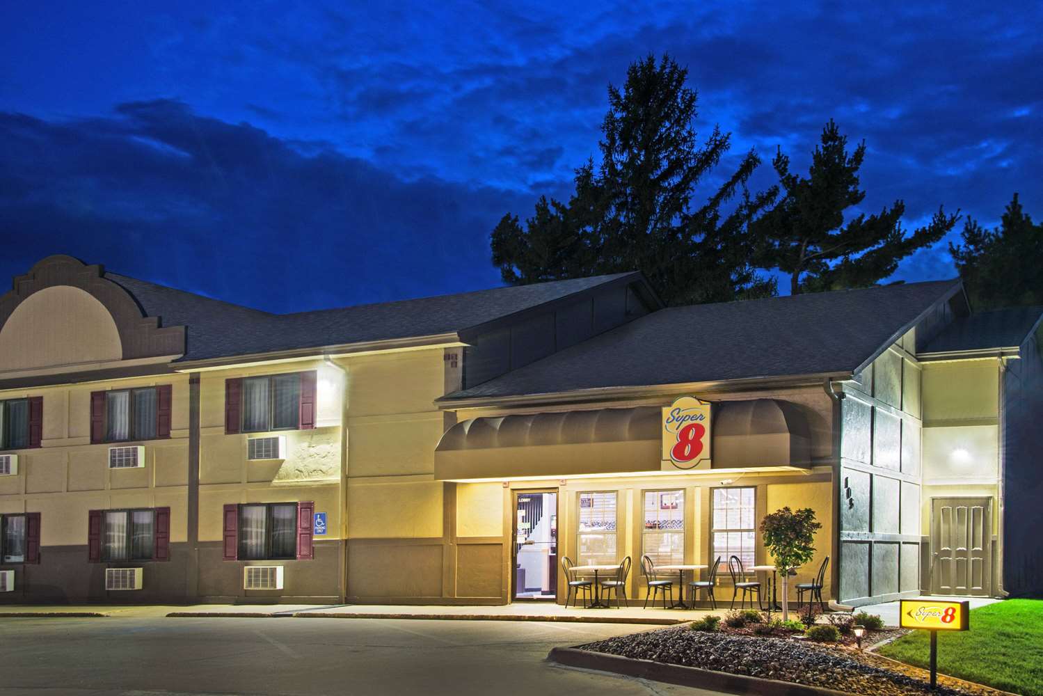 Super 8 by Wyndham Pella 2/24