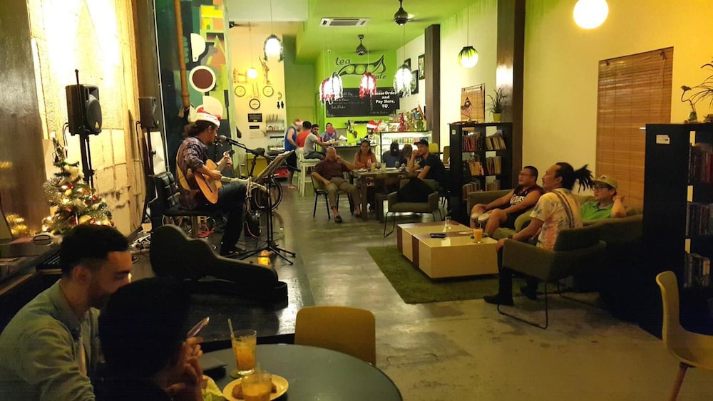 PODs The Backpackers Home & Cafe 40/50