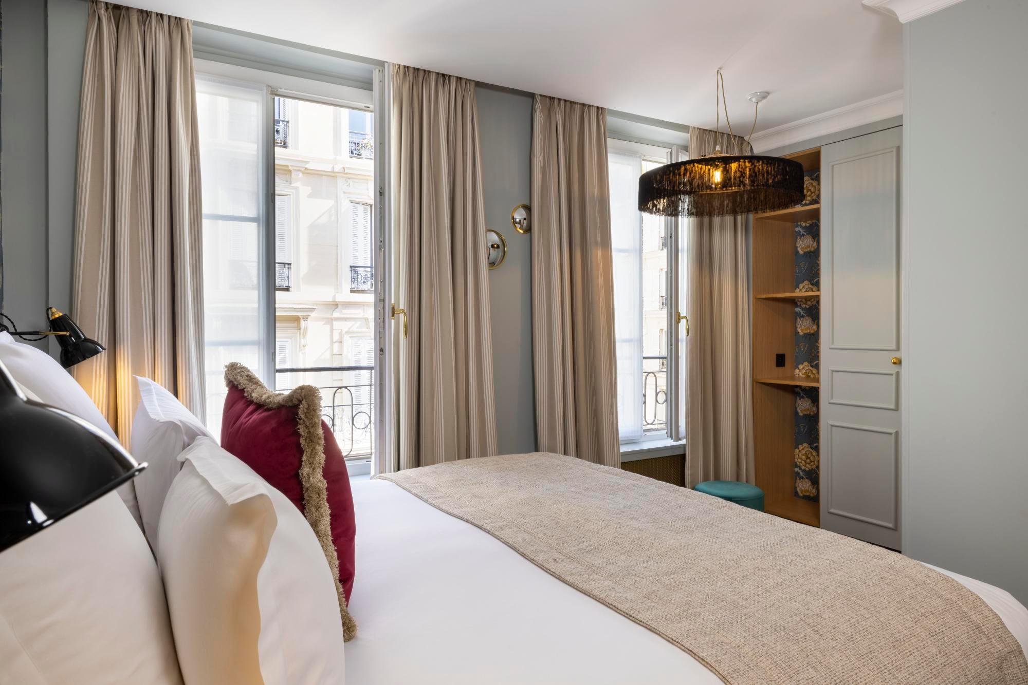 SUPERIOR, DOUBLE OR TWIN BED