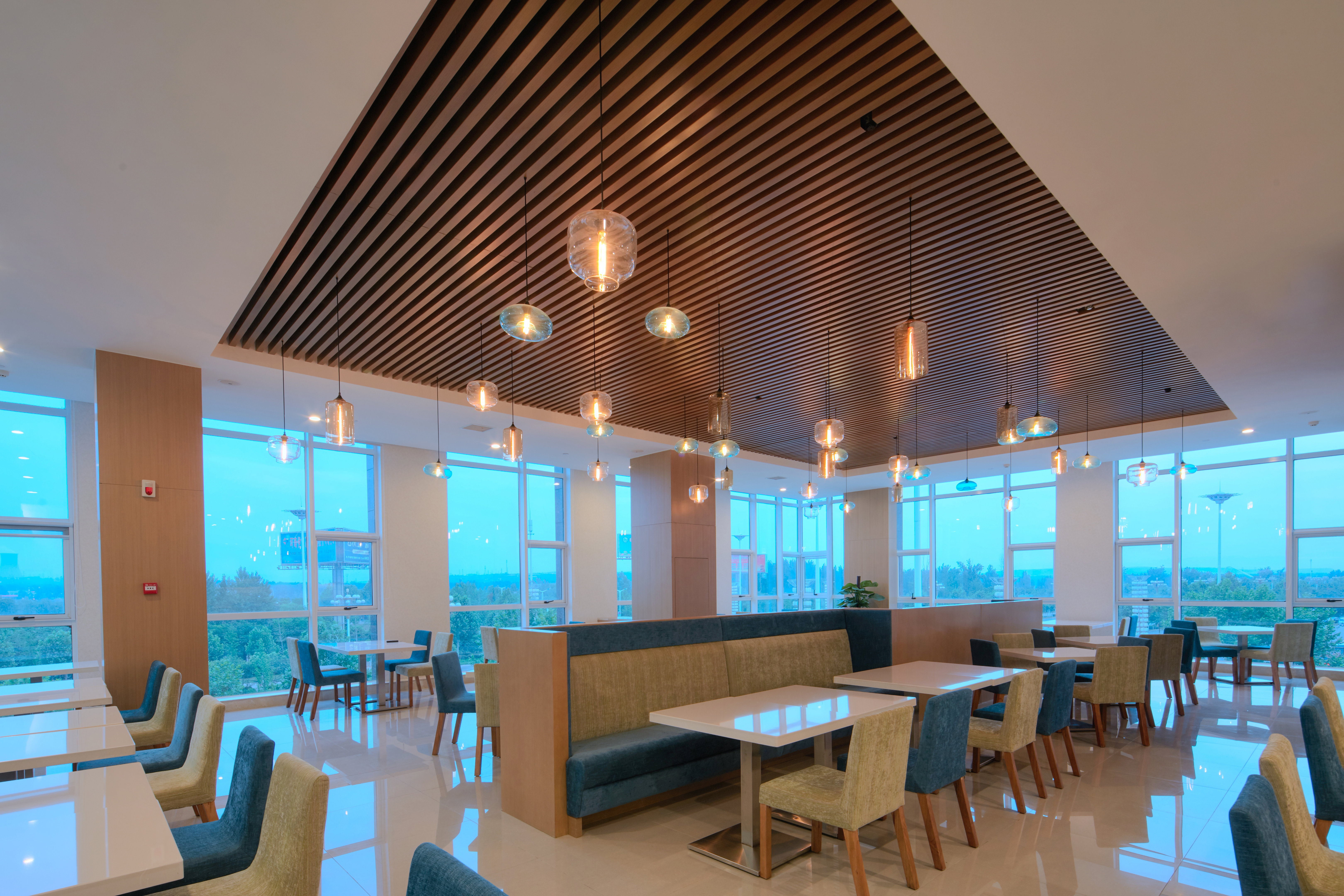 HOLIDAY INN EXPRESS LUOYANG YICHUAN 27/56