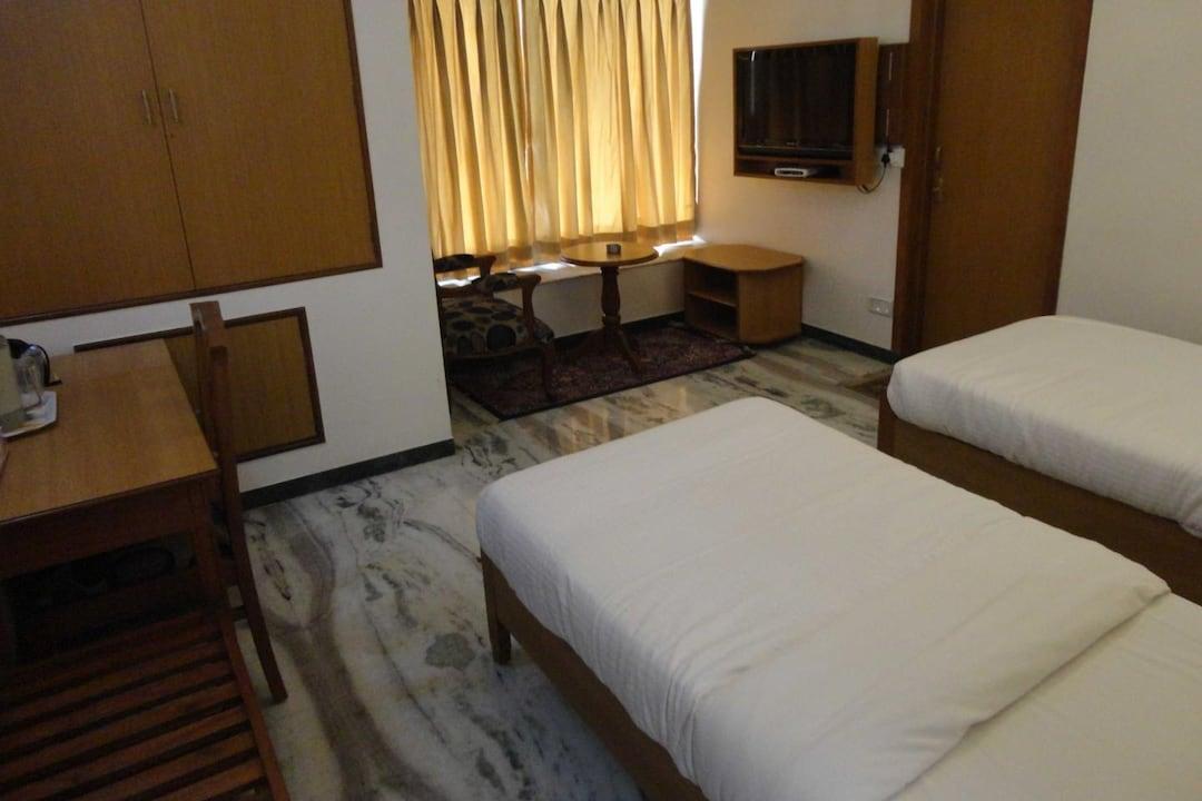 Master, Deluxe, Twin Beds
