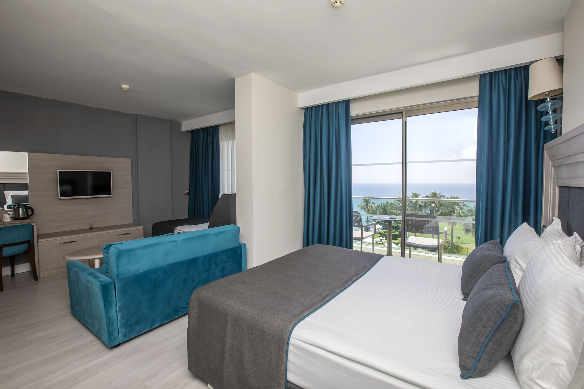 SUPERIOR ROOM
