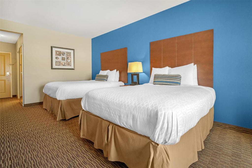 غرفة بسريرين كوين بحوض استحمام لذوي الإعاقة، Best Western St Francisville Hotel 2/5