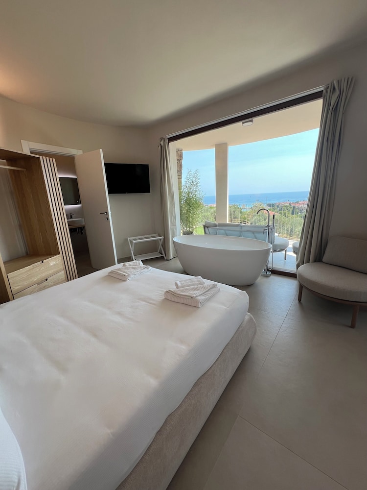 Superior, Queen Bed, Sea View