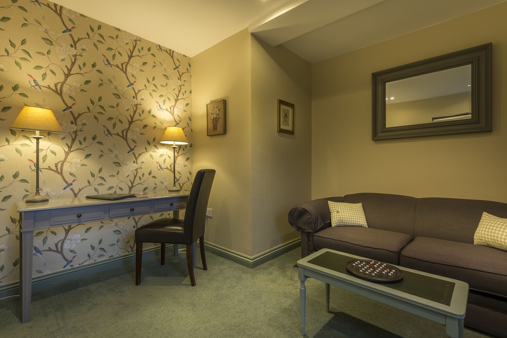 The Golden Fleece Hotel 30/50