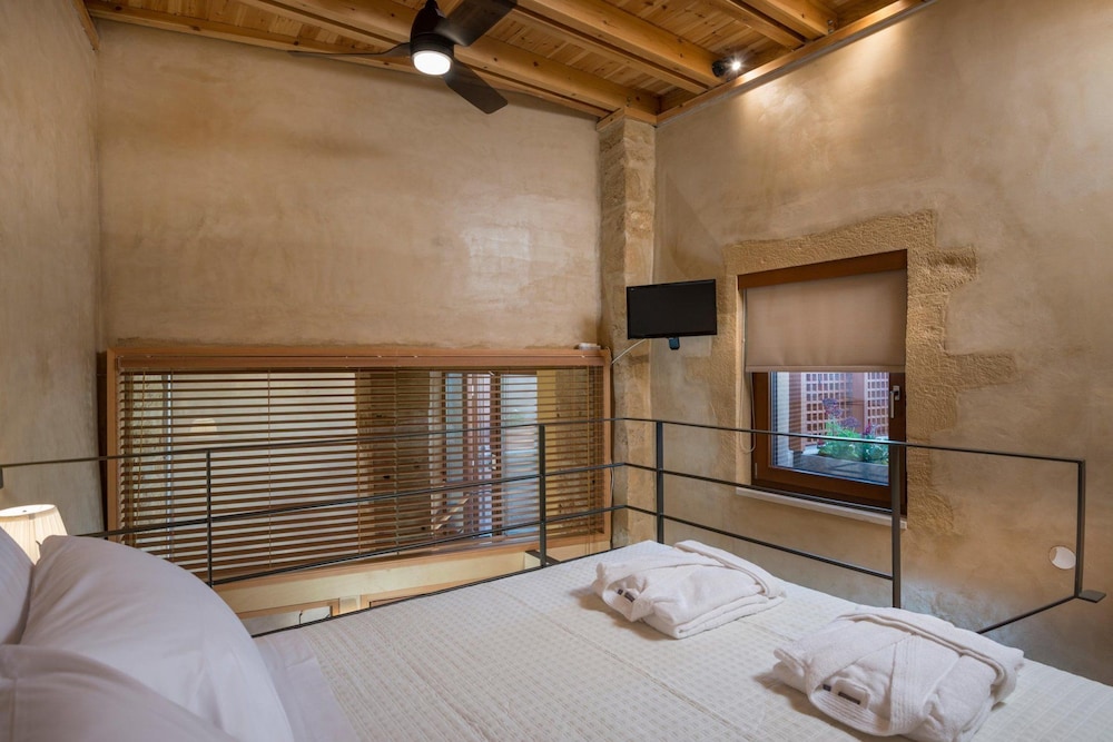 Neoria Houses 11/50