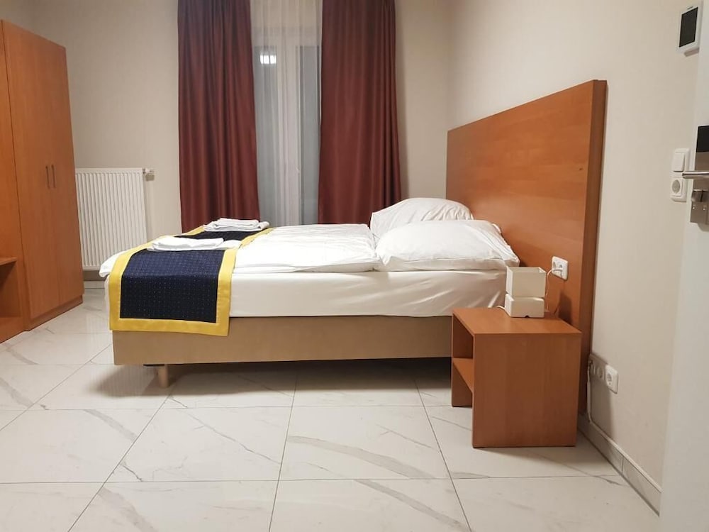 BUSINESS, TWIN BEDS, PRIVATE BATHROOM