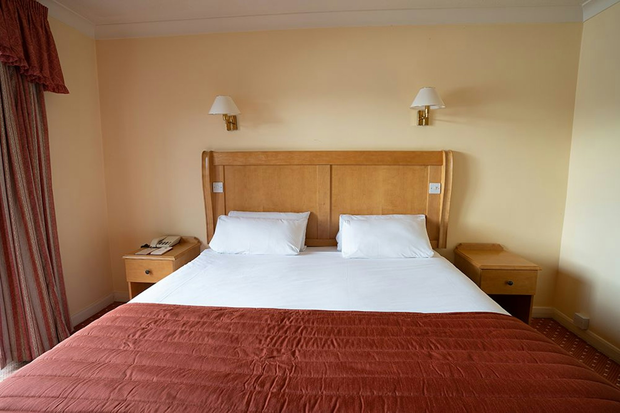 Lakeside International Hotel 5/10