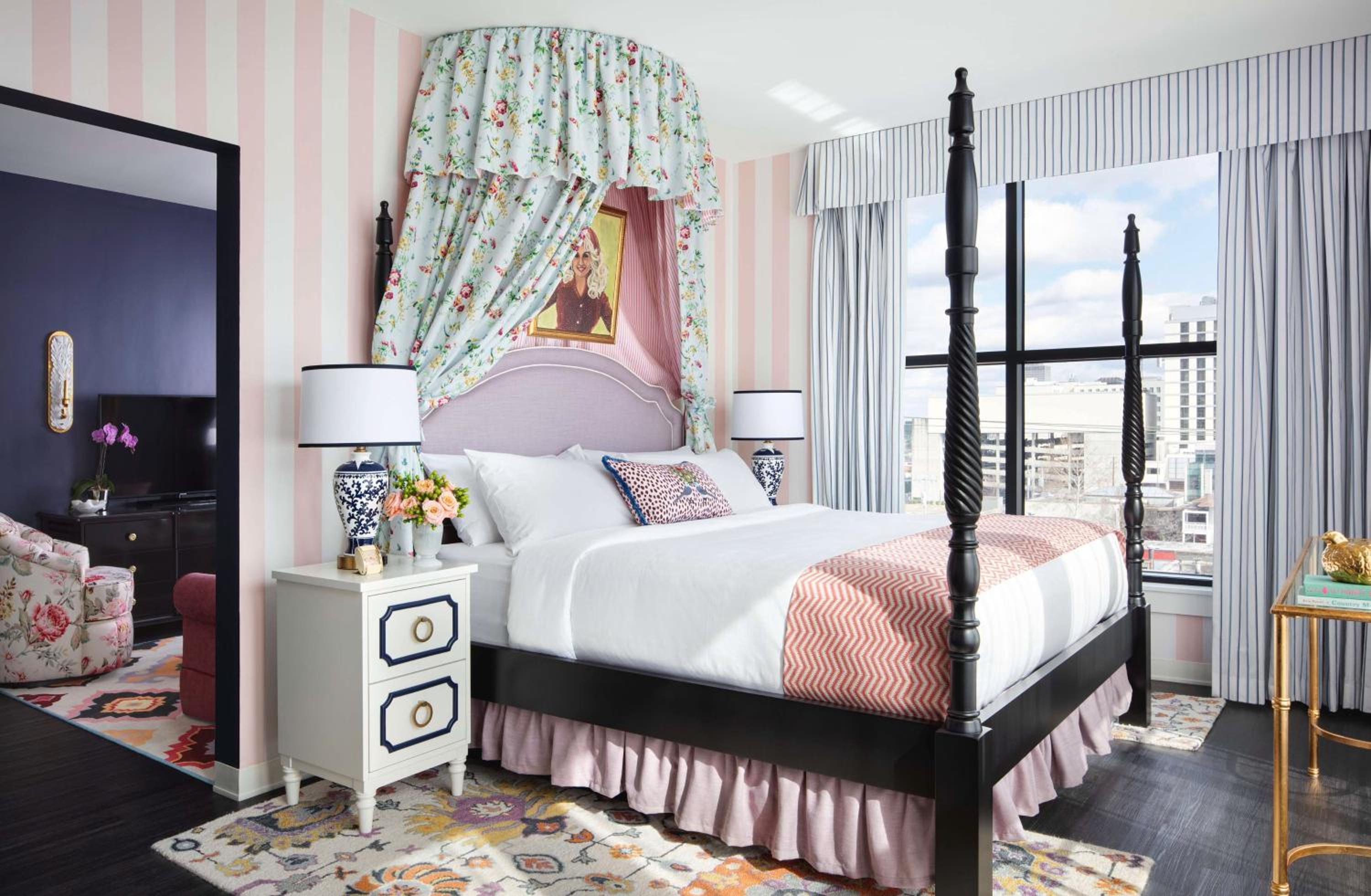 Graduate, Suite, King Bed, Sofa