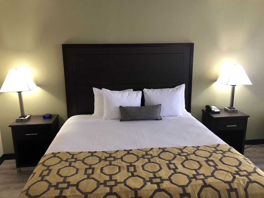 Baymont by Wyndham Phoenix I-10 near 51st Ave 11/55