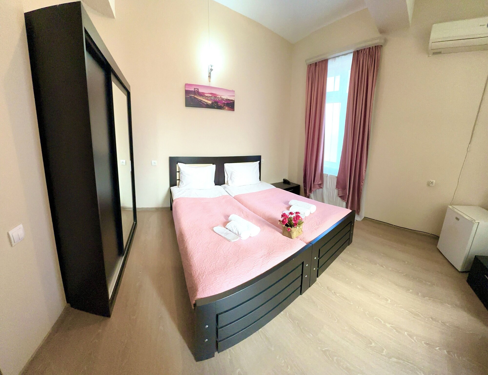 ECONOMY, DOUBLE OR TWIN BED