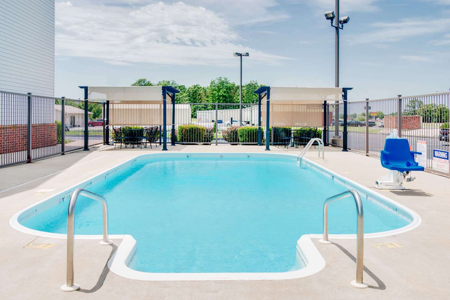 Super 8 by Wyndham Monett 16/23