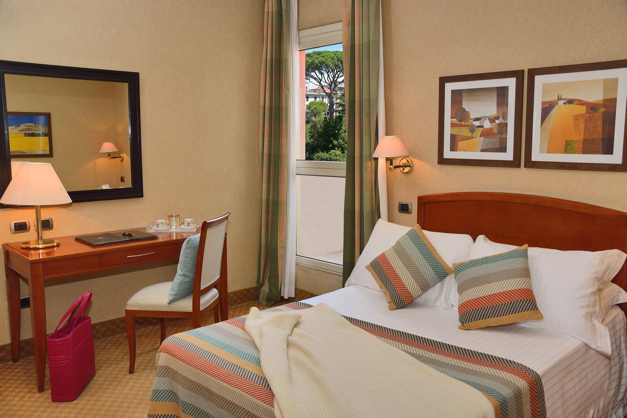 ROOM, DOUBLE OR TWIN BED