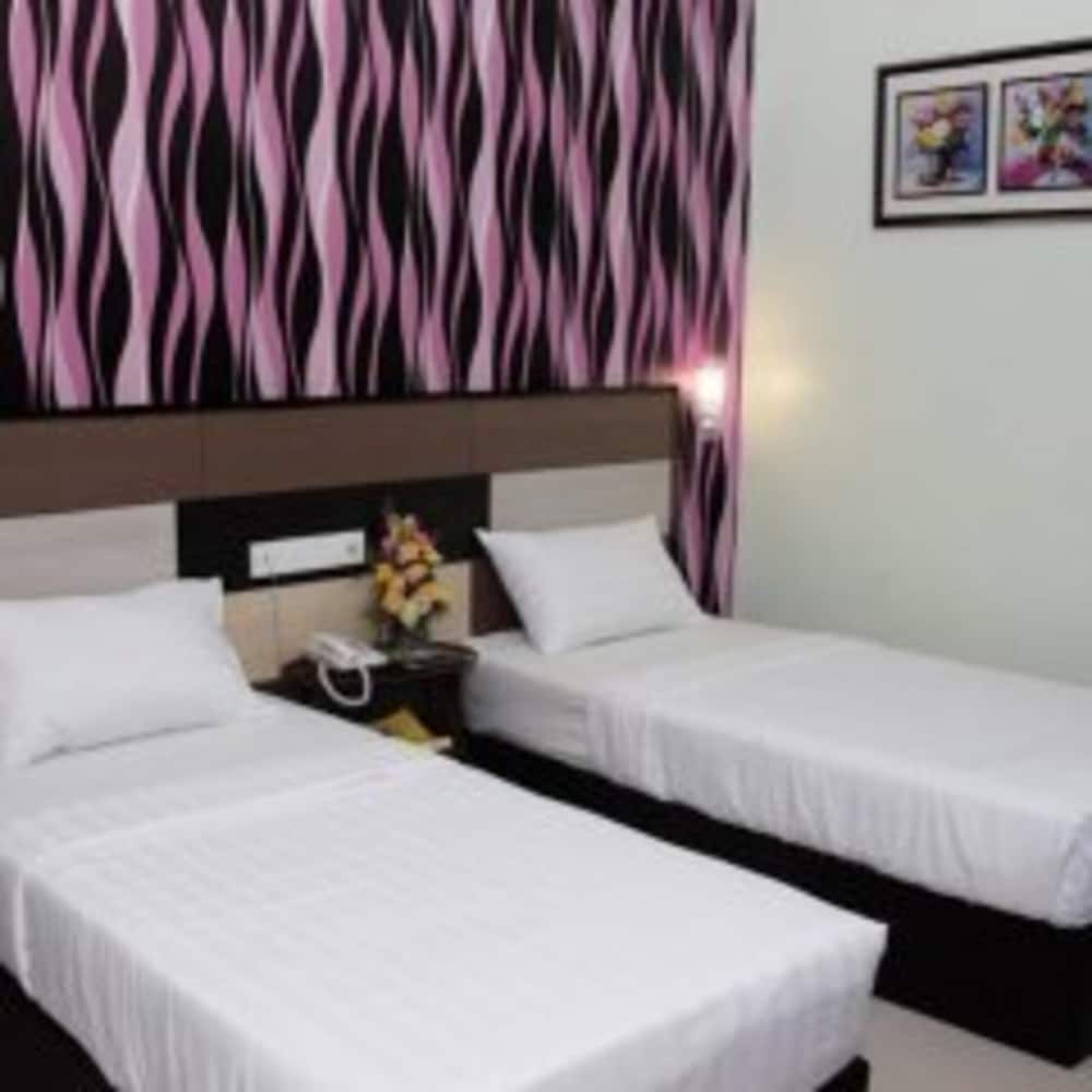 ROOM, TWIN BEDS