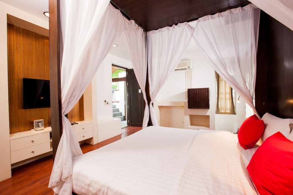 Pao Jin Poon Beach Front Villa 12/56