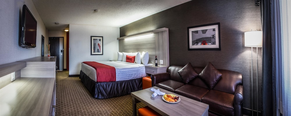 غرفة قياسية بسرير كينج مع أريكة، Village Park Inn Calgary 4/7