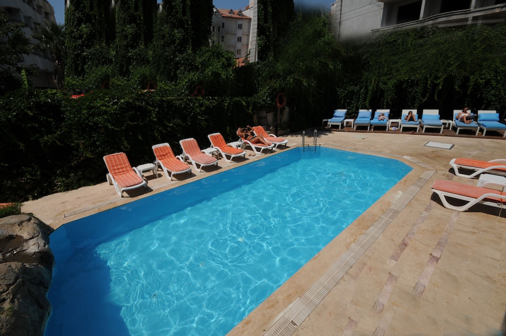 MODA BEACH HOTEL 8/57