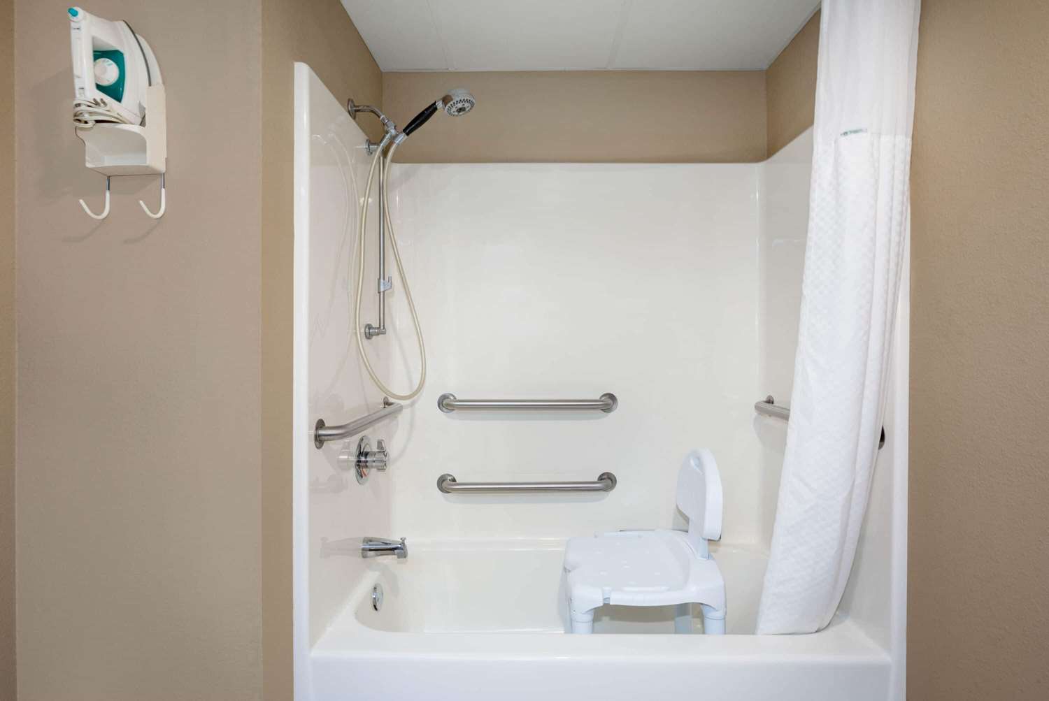 Days Inn & Suites by Wyndham Cuba 14/16