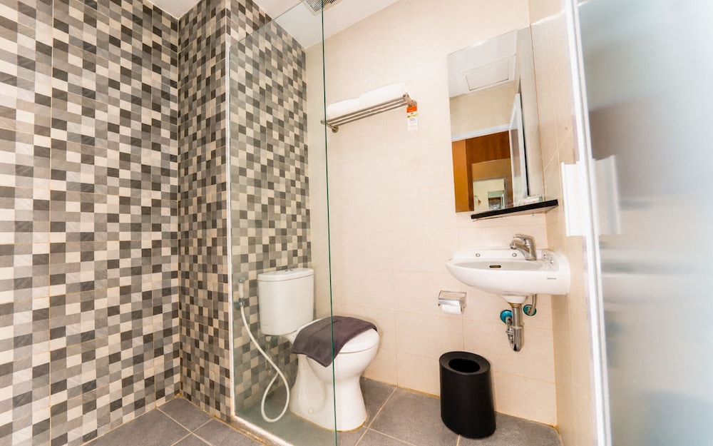غرفة تنفيذية بسرير كوين بشرفة، Front One Hotel Airport Solo 4/5