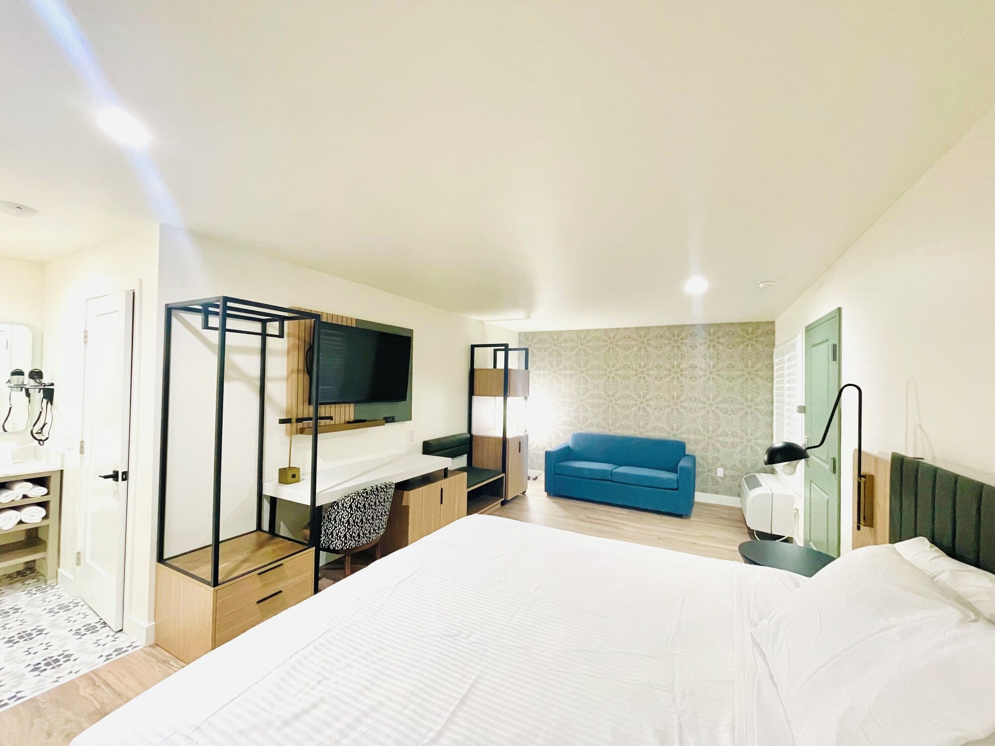 DELUXE, KING BED, SOFA