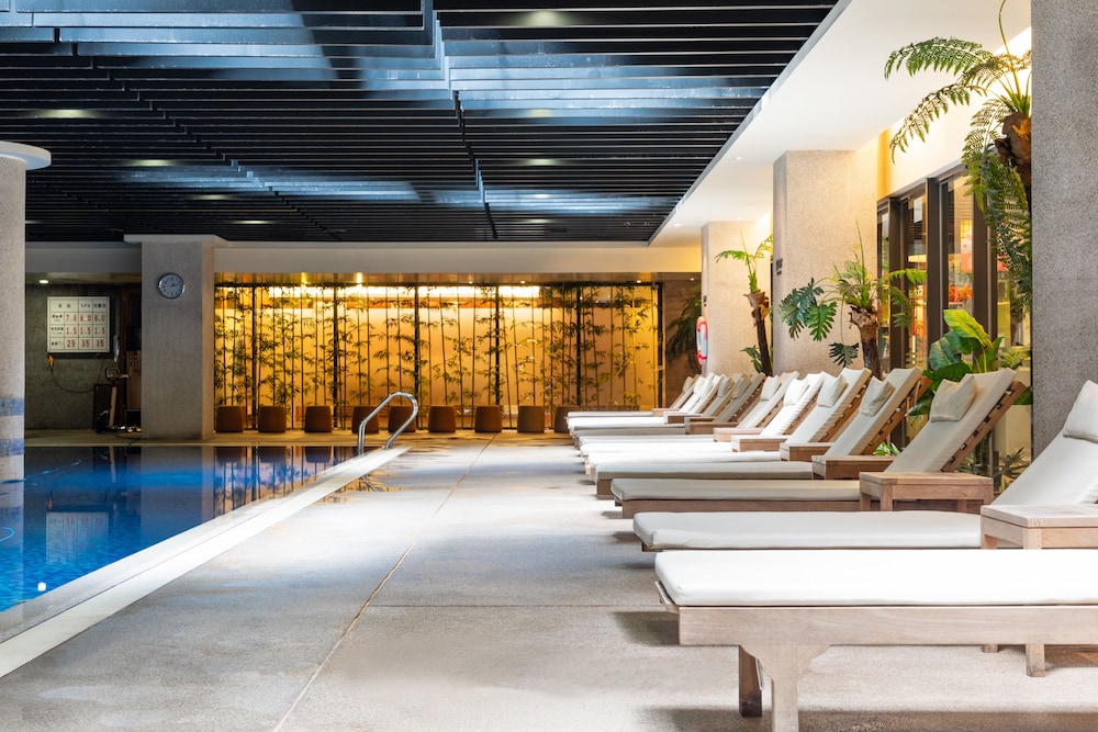 Lakeshore Hotel 4/50