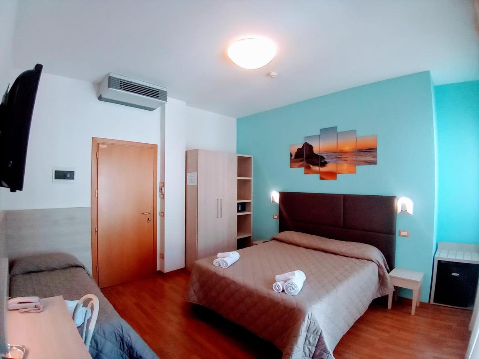 Room, Quadruple
