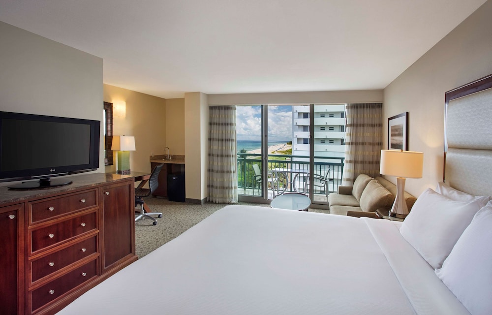 The Singer Oceanfront Resort, Curio Collection by Hilton 38/56