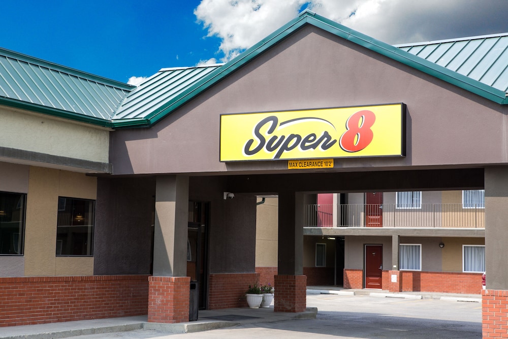 Super 8 By Wyndham Fox Creek 1/18
